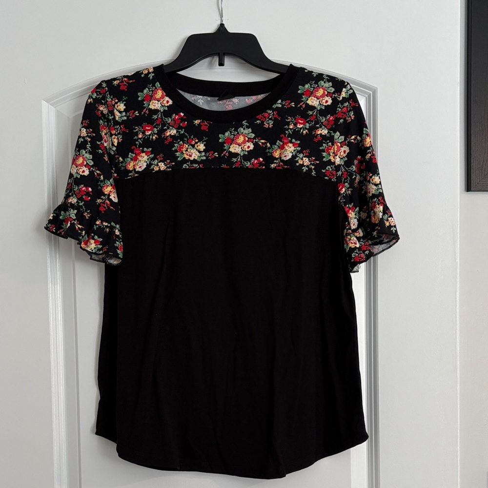 Chic Black Floral Women's Short Sleeve Top